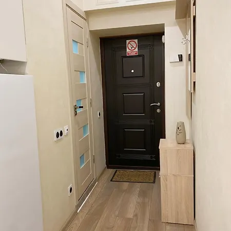 поруч жд та центру міста Львів