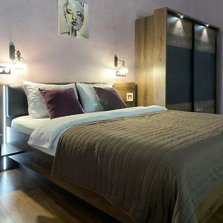 поруч жд та центру міста *