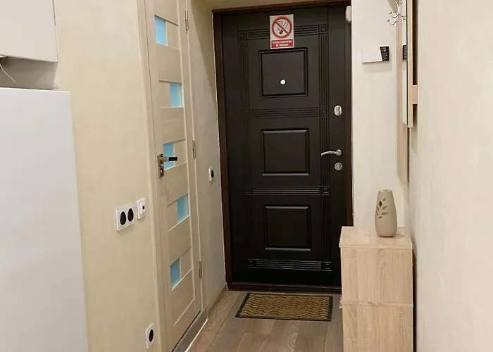 поруч жд та центру міста Львів